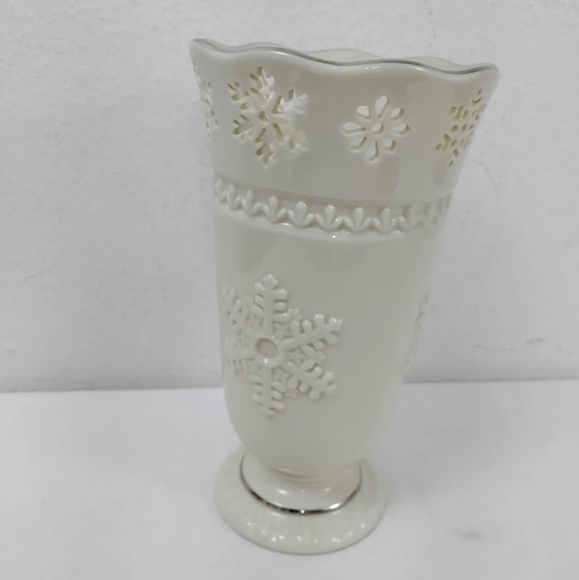 HTF Lenox 2005 Decorative 8.75" Ivory Vase Large Pierced Snowflake Silver Detail - Picture 2 of 12